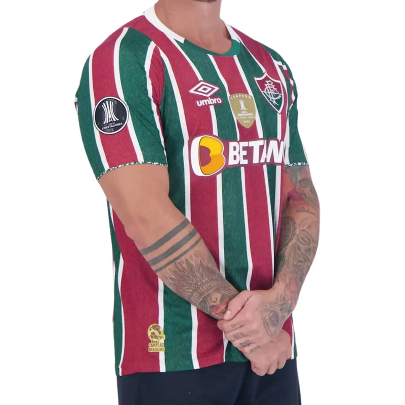 Camisa Masculina Fluminense I 2024/25 - Torcedor + Patchs Campeão Libertadores