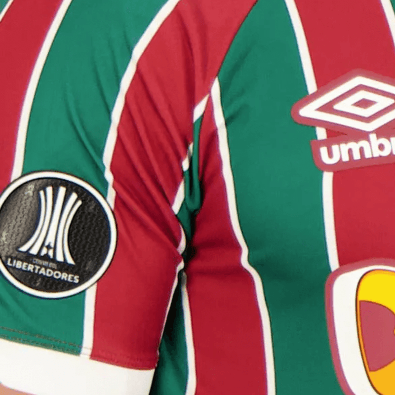 Camisa Masculina Fluminense I 2023/24 - Torcedor + Patchs Campeão Libertadores 2023